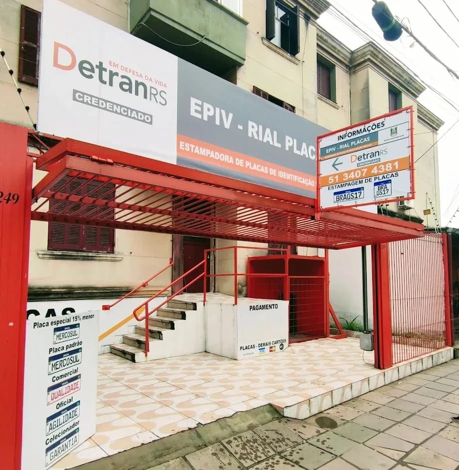Fachada da Rial Placas na R. Comendador Coruja, 249, bairro Floresta, em Porto Alegre, com o letreiro EPIV e o selo de credenciada do DetranRS