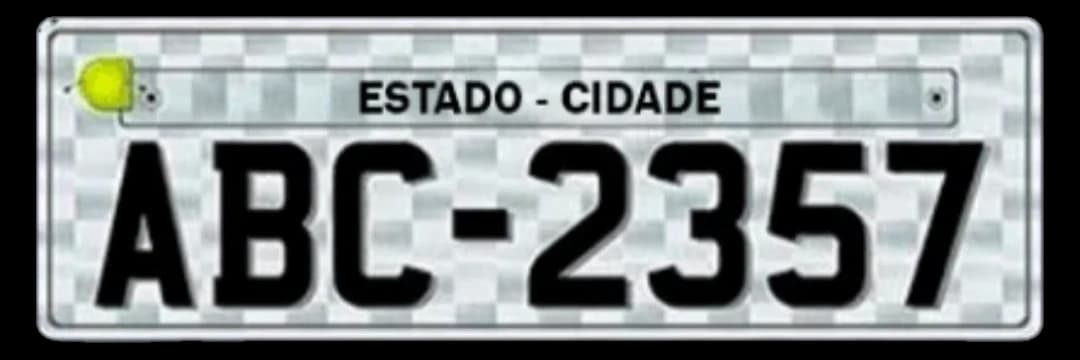 Placa cinza antiga padrão Denatran ABC-2357, modelo anterior à Mercosul